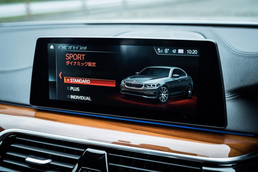 Детали интерьера BMW 540i Sedan M Sport (G30) 2017 года  (JP) (фото 14 из 21)